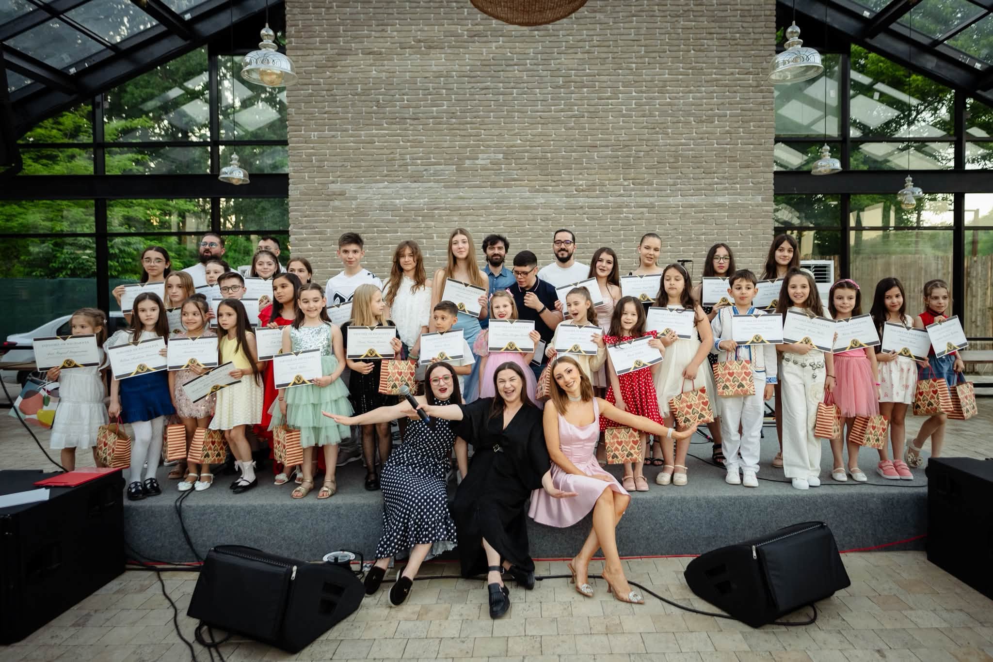 Copii cântând la instrumente muzicale la DoReMi Academy Iași